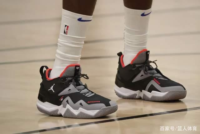 莫里斯回归独行侠 35岁的他是更衣室领袖之一